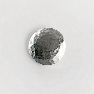 Small round silver tone hammered round button.
