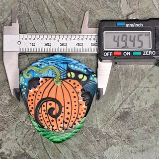 Measurements of glass bead of black cat with pumpkin