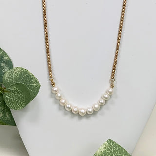 Chain necklace with round pearl beads.