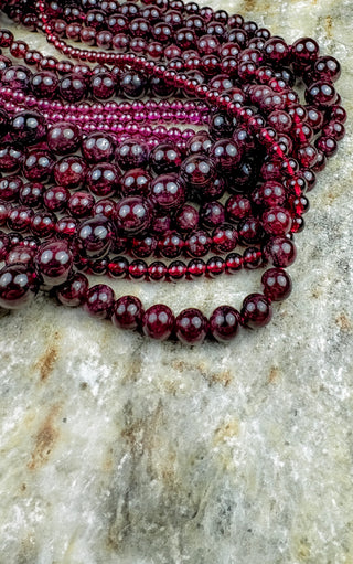 Closeup of different sized garnet strands.